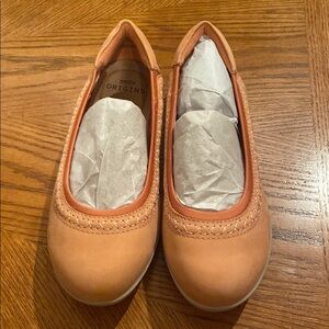 Earth Origins Tan and Pink Flats with Cushioned Comfort